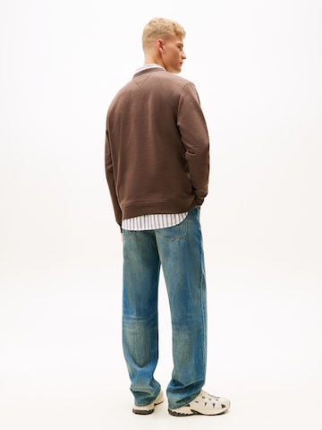 Tommy Jeans Mikina – hnědá: zadní strana
