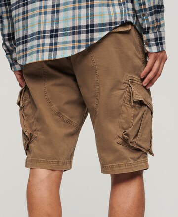 Regular Pantalon cargo Superdry en marron