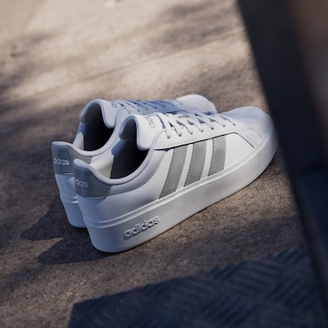 Baskets basses ADIDAS SPORTSWEAR en blanc