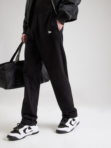NEW ERA regular Παντελόνι 'ESSENTIALS' σε μαύρο: μπροστά