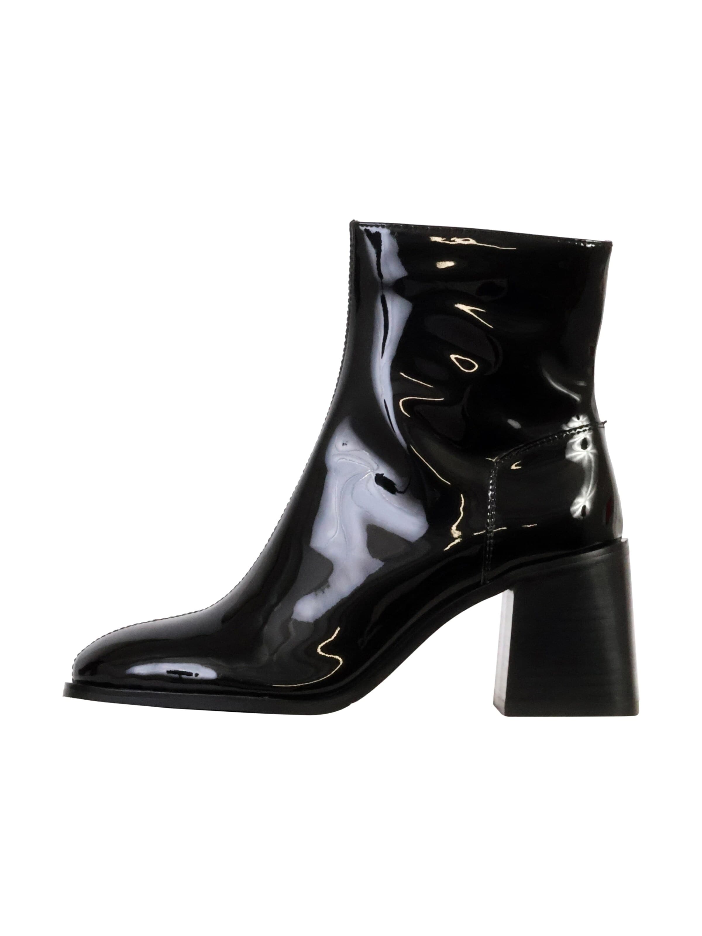Emilie Karston Ankle boots in Black: front