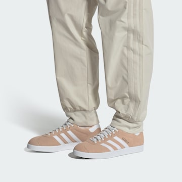 ADIDAS ORIGINALS Trampki niskie 'Gazelle' w kolorze beżowy: przód