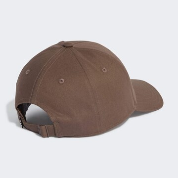 ADIDAS ORIGINALS - Gorra 'Trefoil' en marrón