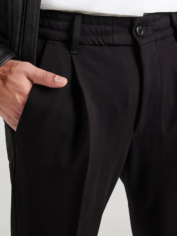 Tapered Pantaloni con pieghe 'CHASY' di DRYKORN in nero