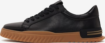 Sneaker low de la Derimod pe negru: față