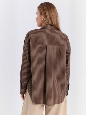 NORR Shirt ' Augusta ' in Bruin: terug