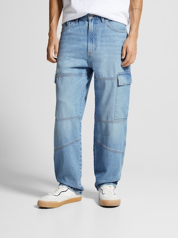 Bershka Loosefit Cargojeans in Blauw: voorkant