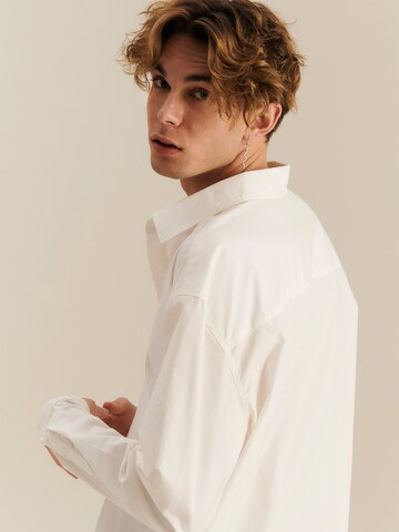 About You x Nils Kuesel - Ajuste regular Camisa 'Lennox' en blanco