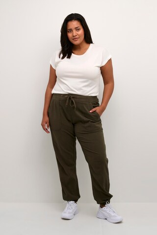 KAFFE CURVE Конический (Tapered) Штаны 'Nana' в Зеленый