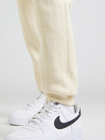 Tapered Pantaloni 'CLUB' di Nike Sportswear in beige