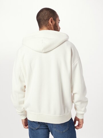 Hanorac de la Abercrombie & Fitch pe alb