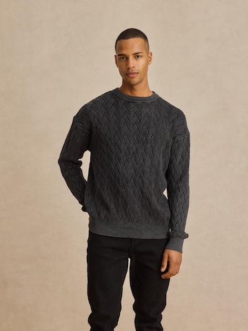 DAN FOX APPAREL Sweater 'Sören' in Grey: front