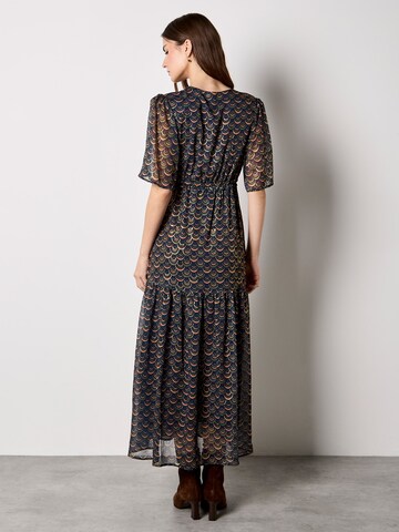 Apricot Kleid in Blau