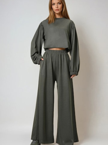 Trend Alaçatı Stili Ταγέρ με παντελόνι σε πράσινο: μπροστά