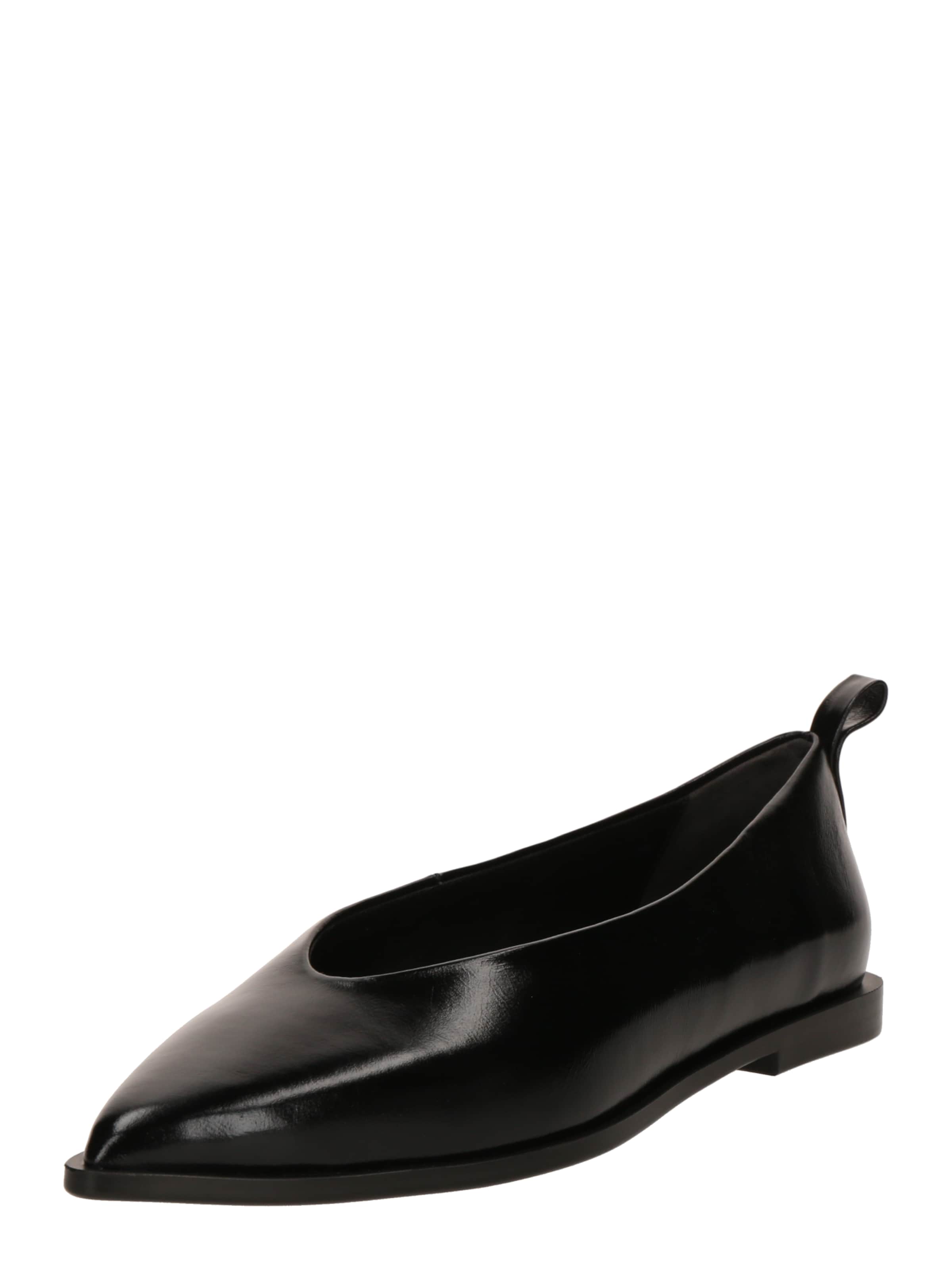 Ballerina di NEWD in nero: frontale