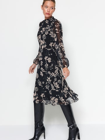 Trendyol Šaty – černá: přední strana