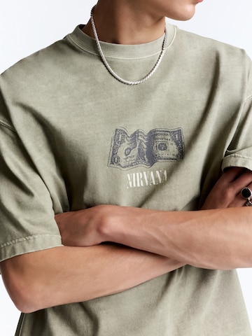 Pull&Bear Koszulka 'NIRVANA ONE DOLLAR' w kolorze zielony