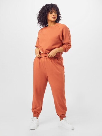 ABOUT YOU Curvy Tapered Sweathose 'Naomi' in Orange