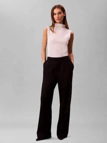 Calvin Klein Широкий Брюки со складками в Черный: спереди