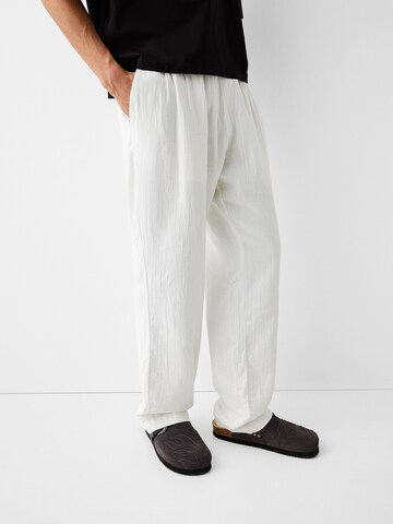 Bershka Lużny krój Spodnie w kolorze biały