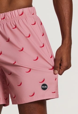 Pantaloncini da bagno 'chili pepper 4-way stretch' di Shiwi in rosa