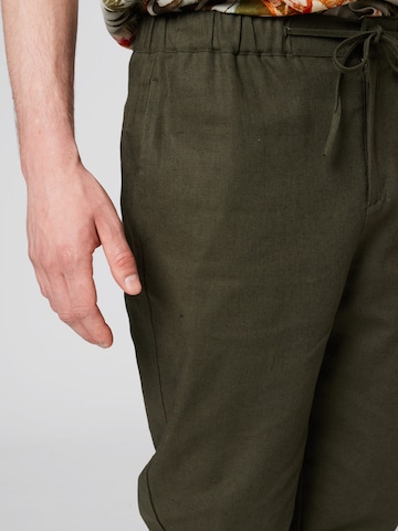 Regular Pantalon 'Ricardo' ABOUT YOU x Alvaro Soler en vert