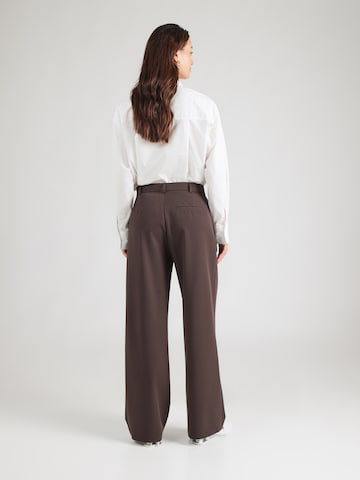 Wide leg Pantaloni con pieghe di BALMOHK in marrone