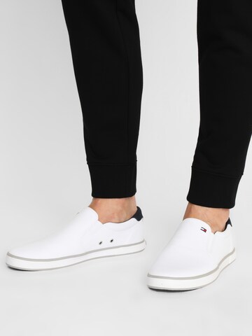 TOMMY HILFIGER - Sapatilhas slip-on em branco: frente