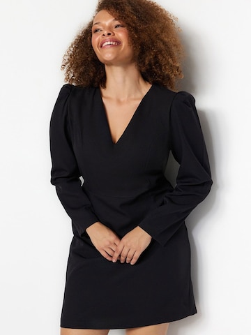 Robe Trendyol Curve en noir : devant