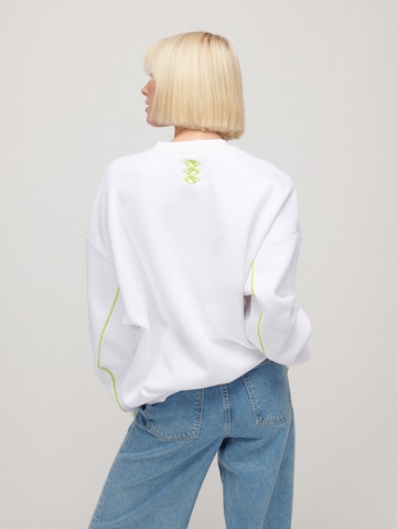 UNFOLLOWED x ABOUT YOUSweater majica 'RAVE' - bijela boja: stražnji dio