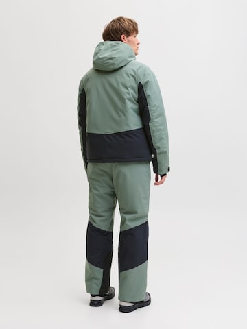 regular Pantaloni per outdoor 'JJAW25' di JACK & JONES in verde