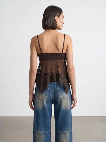 Top di Dilvin in marrone
