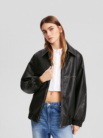 Bershka Prehodna jakna | črna barva: sprednja stran
