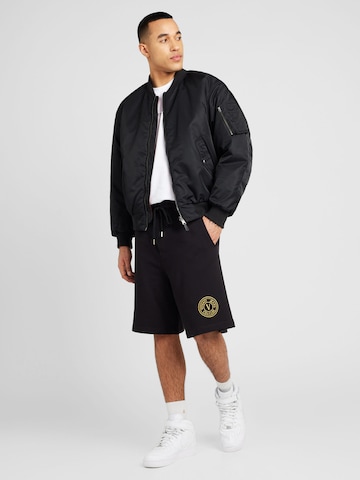 Versace Jeans Couture Loosefit Shorts in Schwarz