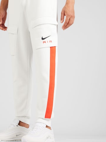 Tapered Pantaloni cu buzunare de la Nike Sportswear pe alb