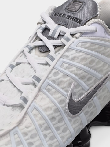 Baskets basses 'SHOX' Nike Sportswear en blanc