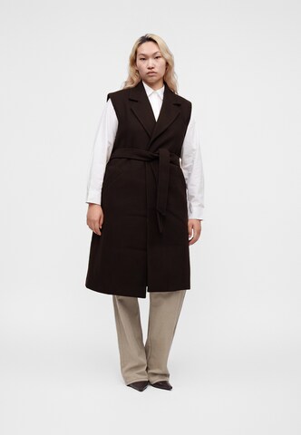 Gilet 'VMCFORTUNEAYA' di Vero Moda Curve in marrone: frontale