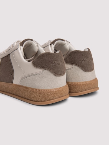 Pantofi de la Ombre pe alb
