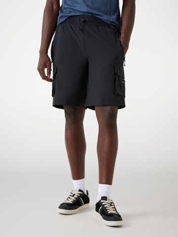 GUESS Regular Cargo Pants in Black: front