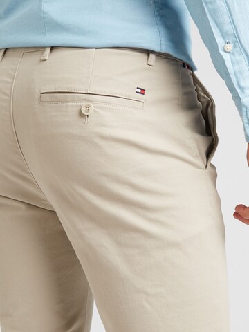 smėlio TOMMY HILFIGER Prigludęs „Chino“ stiliaus kelnės 'BLEECKER ESSENTIAL'