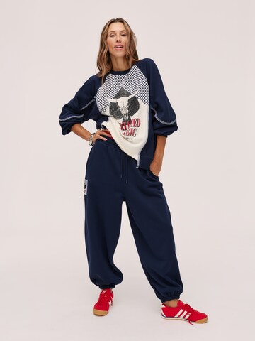 Kamila Šikl Sweatshirt in Blue