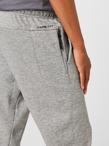 NIKE Tapered Sportsbukser i grå