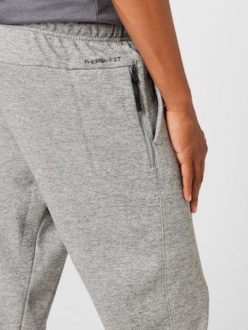 NIKE Tapered Sportsbukser i grå