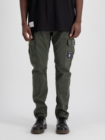 Effilé Pantalon cargo ALPHA INDUSTRIES en vert : devant