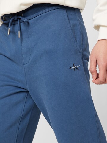Calvin Klein Jeans تابيرد سراويل بلون أزرق