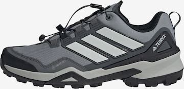 Chaussure basse 'Skychaser' ADIDAS TERREX en gris : devant