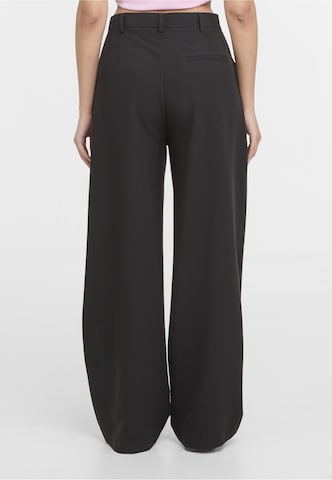 2Y Studios - Pierna ancha Pantalón plisado 'Talia' en negro