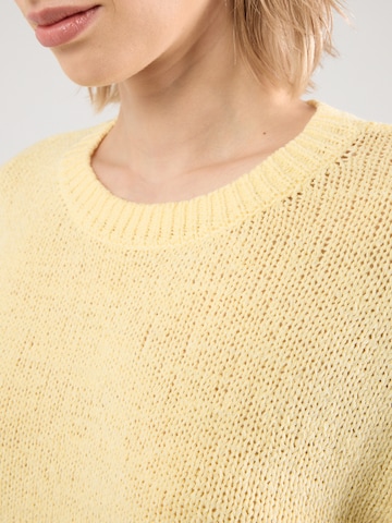 s.Oliver Пуловер в жълто