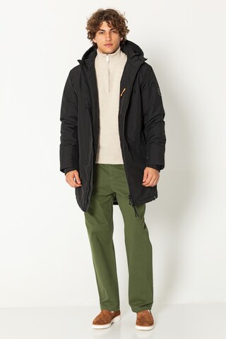 Ron Tomson Winterjacke, Model trägt Größe M in Schwarz