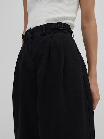 regular Jeans con pieghe 'Chiara' di EDITED in nero